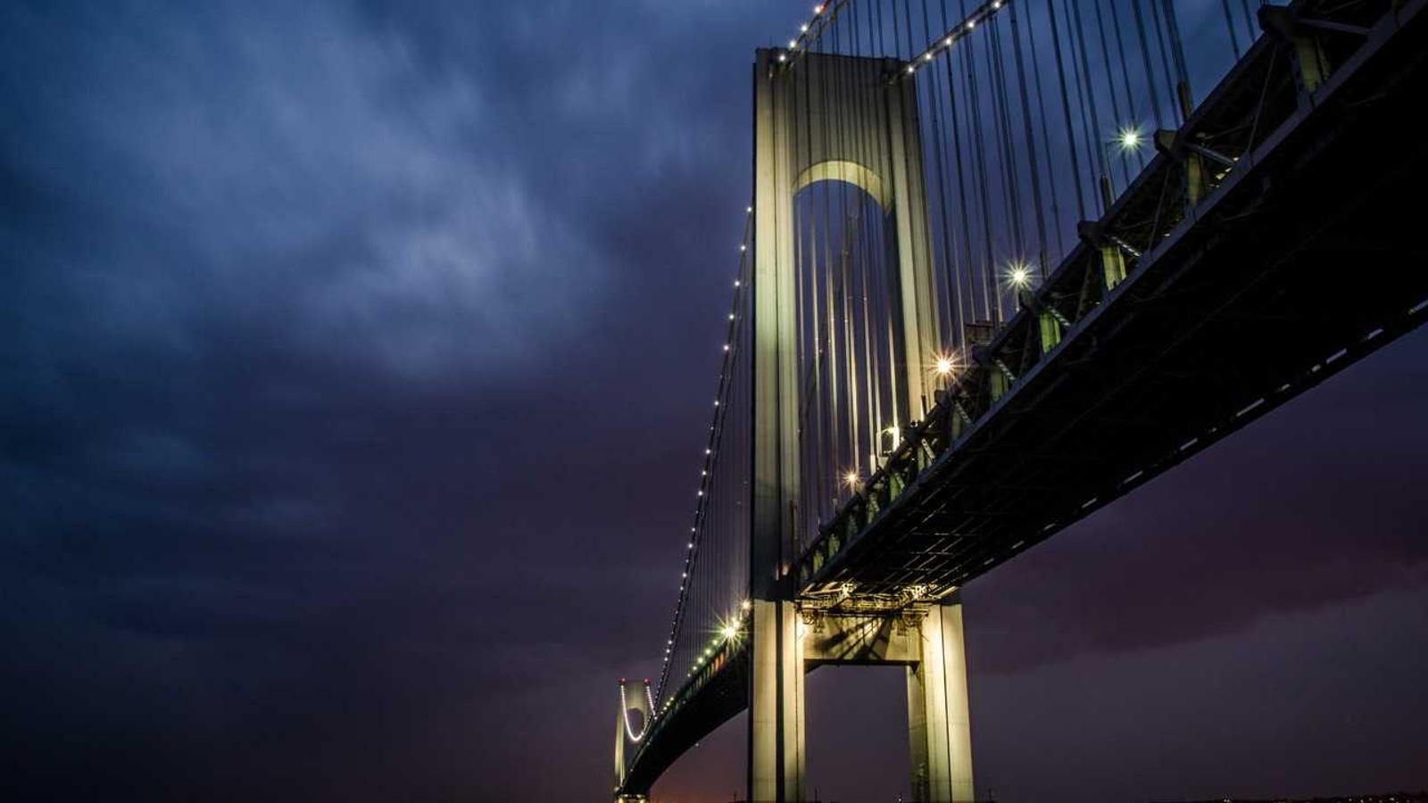 Analisi di un report ESG con grafici di rating MSCI e Sustainalytics su un computer portatile