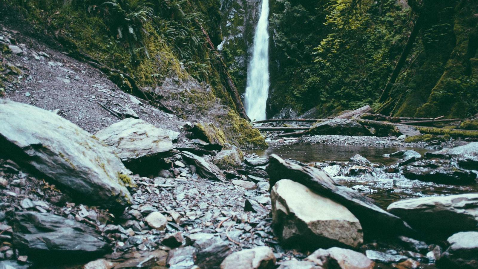 Schermata di una piattaforma italiana di P2P lending con elenco di campagne sostenibili e indicatori di rischio