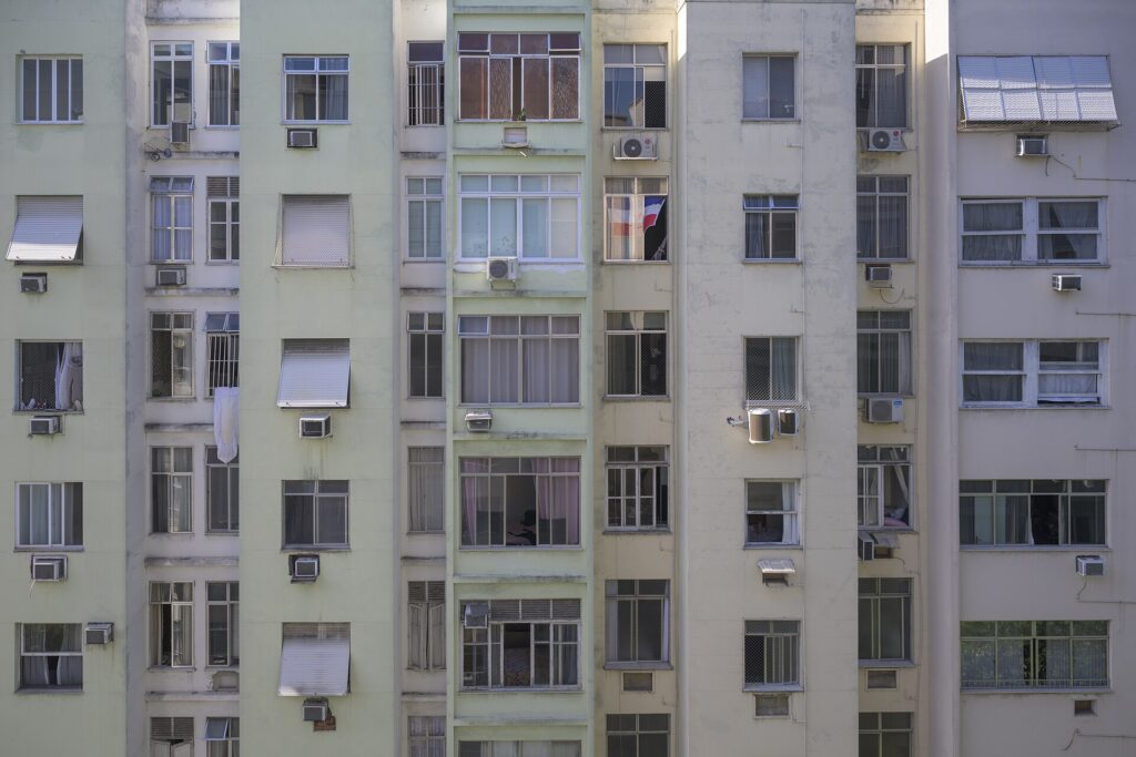 Facciata di un condominio con balconi e persiane in una via cittadina