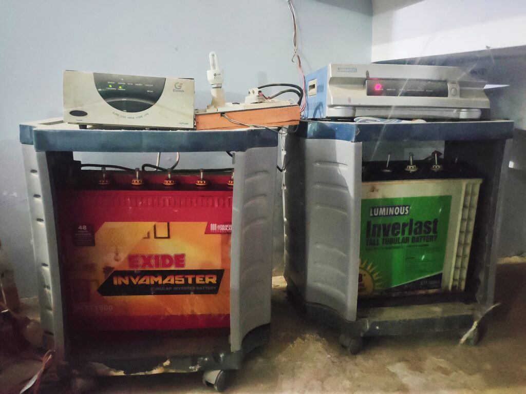 Quadro elettrico con inverter e cavi installato lungo la parete esterna di un capannone