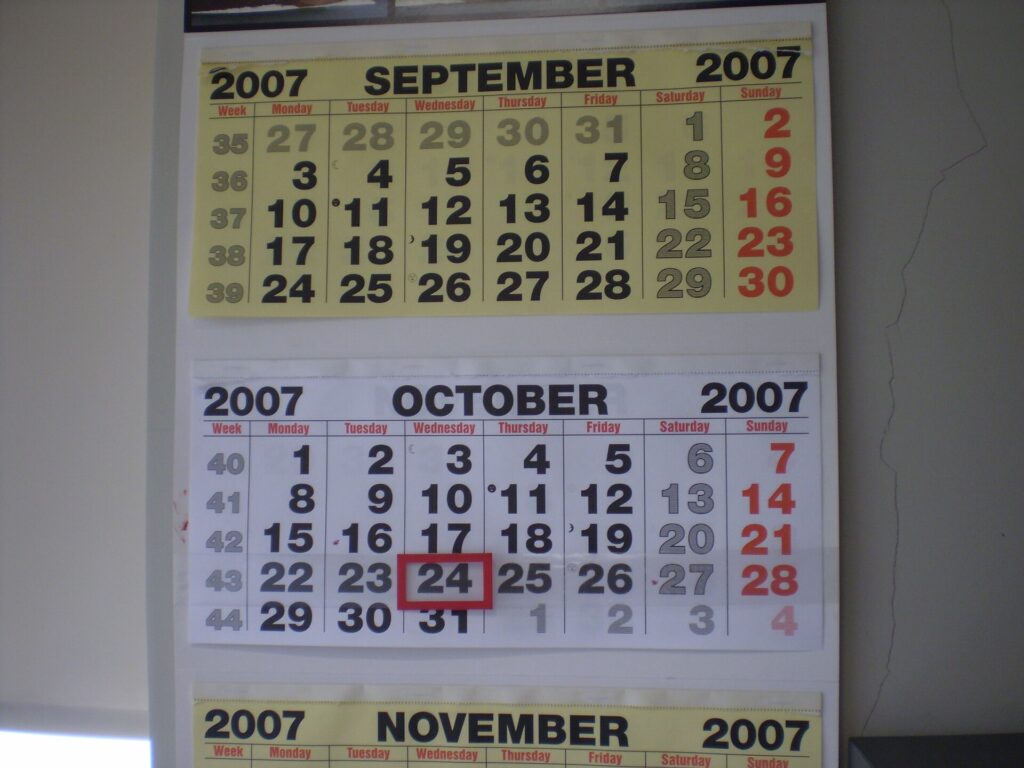 Calendario da parete aperto su un mese con alcune date segnate a penna