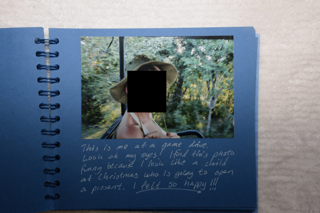 Pagina di un quaderno con righe scritte a mano e una penna appoggiata di traverso