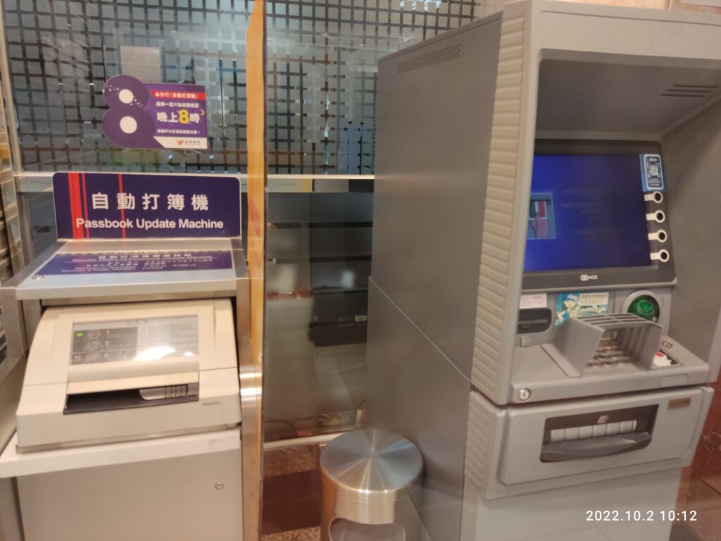 Libretto di risparmio bancario appoggiato accanto a monete e banconote