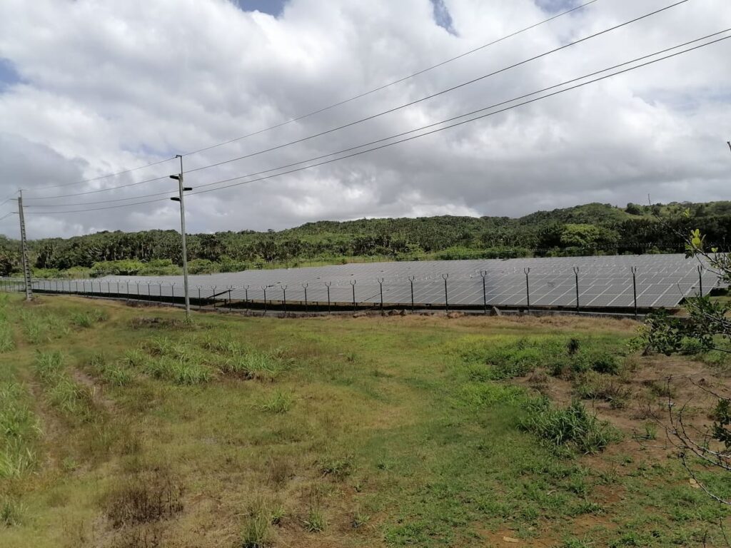 Cantiere con strutture metalliche e moduli fotovoltaici in corso di montaggio su terreno